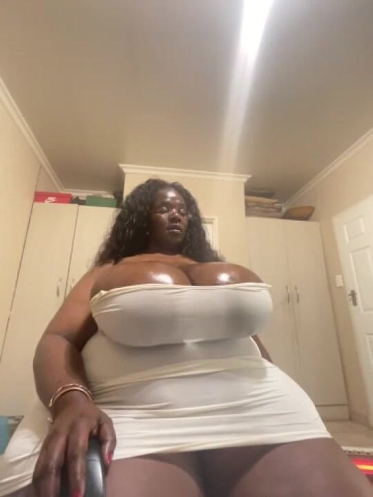 Legendary Booty Overdose: La bbw nera gioca con le tette e adorazione del...