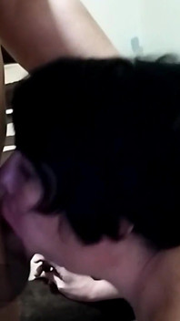 เฮ้ มาสนุกกับการดูดควยของเมียฉันที่เธอคุกเข่าอยู่นะ