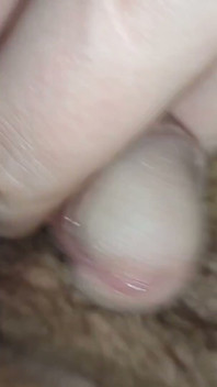 Un femboy naturel mignon saute sur une arête de poisson et jouit devant la caméra