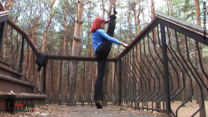 Gymrotic: Contorsionista tetona en catsuit azul