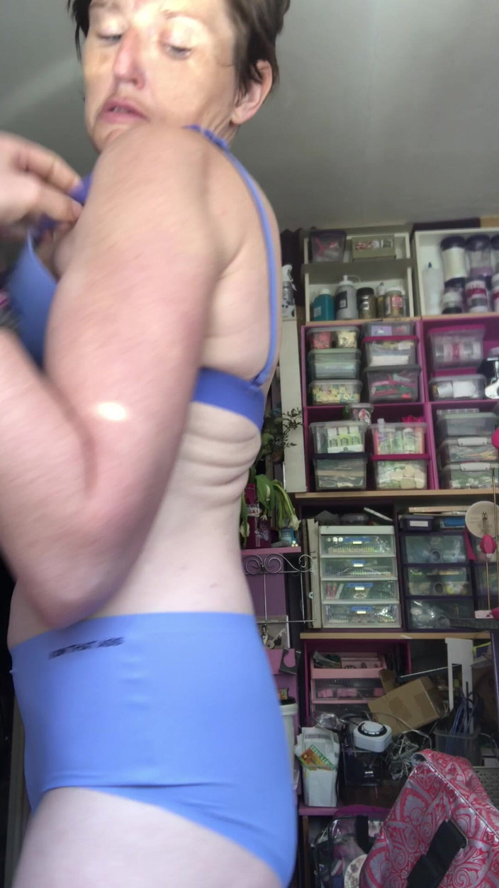 MistressWriggler: Схоже, У Мене Є Член Завдяки Моєму Дикому І Незаміщеному Кущу