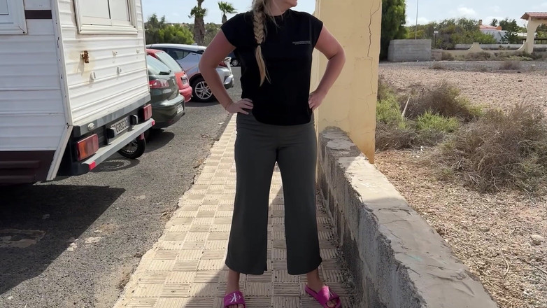 Emma Voyeur: Ragazza Che Bagna I Pantaloni Sulla Strada Pubblica