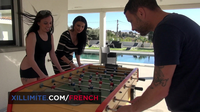 French girls at work: Seks rond het zwembad in een swingershuis