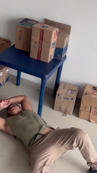 Sexy jefe de la diosa latina atrapa a la empleada Lounging en el piso