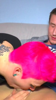 Figa della ragazza tatuata dai capelli rosa che scopa in posizione pecorina sborra in bocca