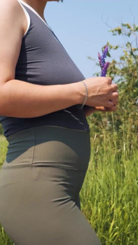 118. Lass uns einen Spaziergang in der frische Luft gehen? Folge mir und wichs zu meinem Hintern in Shorts, meinen Beinen und nippeln.