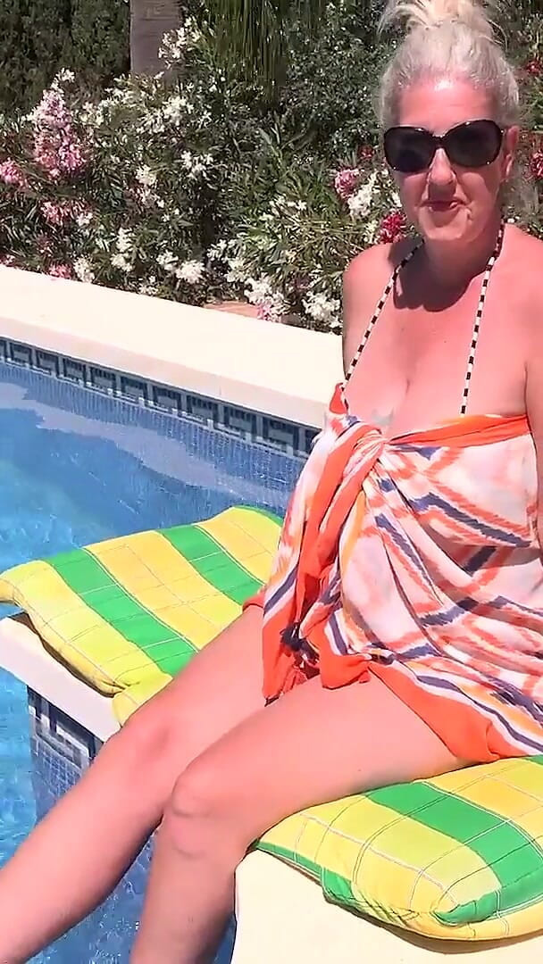 Aunt Judy's XXX: Auntjudysxxx - зустріч з гарячою зрілою мілфою Меггі Мун біля басейну
