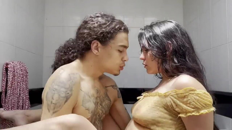 Chia 369: Meia-irmã pervertida com muito calor decide chupar meu pau grande