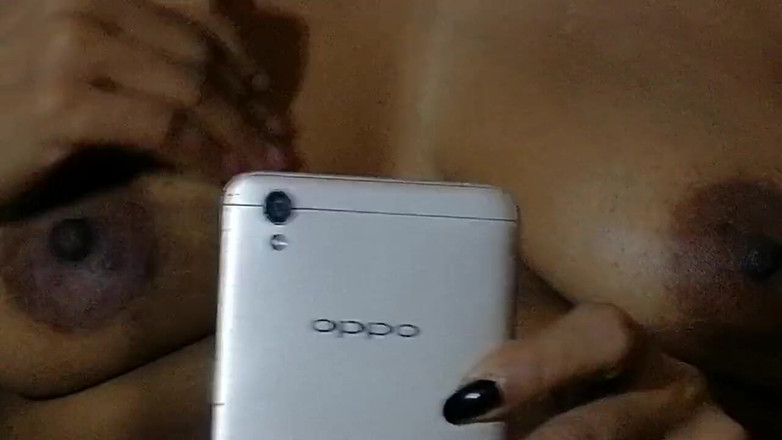 Miya White: Bollywood, indische Super-star-schauspielerin Miya white lutscht möpse und squirtet und...