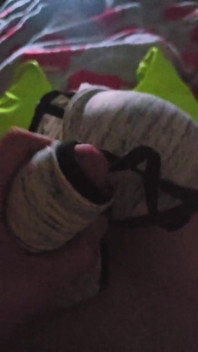 Pomocí podprsenky My Step Sis, aby mi pomohla stříkat v její zelené podprsence Nike Pro Sport