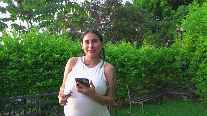 Jenifer Play: Sfida in un parco: la ragazza incinta accetta di usare...
