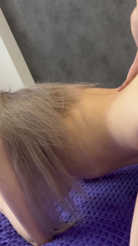 Tôi được đưa đến cực khoái và đụ theo kiểu doggy qua đường hậu môn trong khi tôi xem hentai