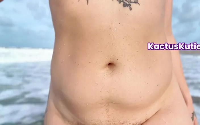 Kactus kutie: Hairy Girl Walks on Nude Beach