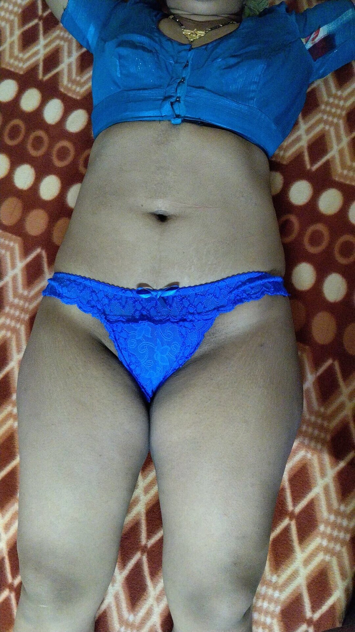 saira454: Sexy krásná nevlastní sestra sama doma masturbuje Brinjal