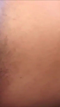 Une belle MILF pisse en direct et sa chatte se fait ouvrir par une petite bite