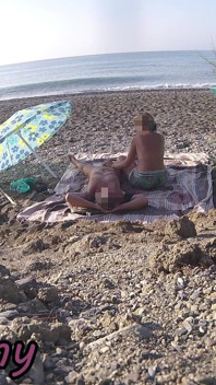 Exhibitionistische vrouw buitenshuis amateur milf pijpbeurt en aftrekken grote pik op naaktstrand in het bijzijn van volgeling met sperma