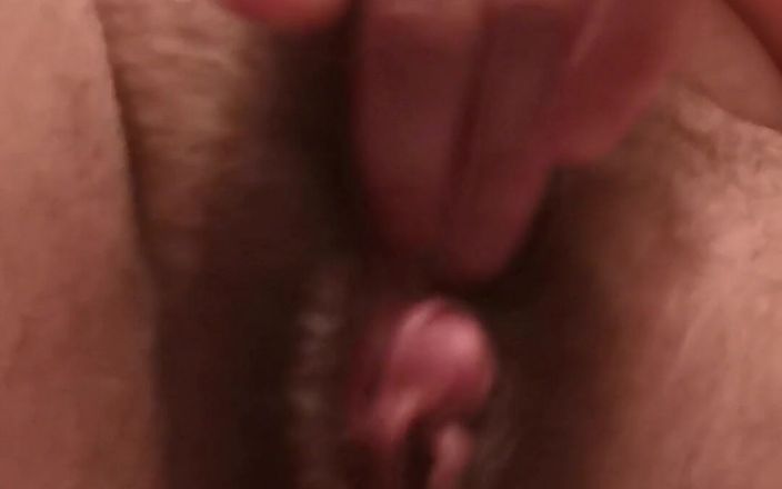Freaky Kodi: Băiat transsexual cu clitor mare se masturbează în dormitor