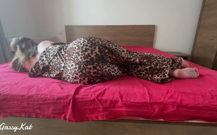 GassyKat: Madura Pj Fedorenta peida em cama vermelha