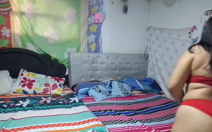 Sexysweet0455: Îmi înregistrez sora vitregă în timp ce face ordine în cameră, ce fund...