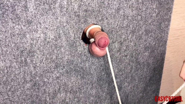 AnnyCandyPainboy: Mistress ciasnie związany kutas niewolnika i kule, wisząc ładunek na nich...