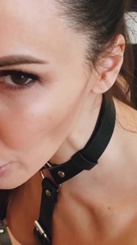 Si rambut coklat seksi deepthroat ghairah dan kongkek pantat keras di tangga