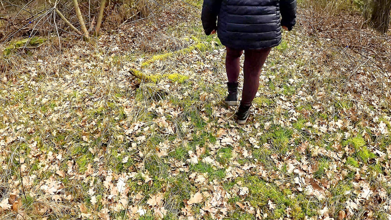 Bouncy Tits Action: 赤裸上身的徒步旅行和打屁股