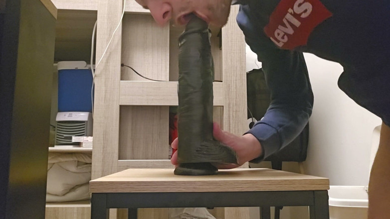 Assdildoxxl: Ssij dildo 27x6,5cm i jedź na stołku