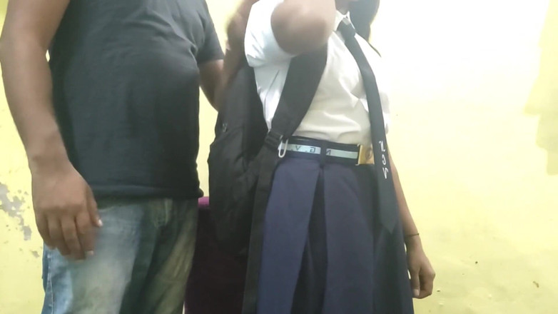 Mumbai Ashu: Studentin mummbai Ashu lutscht kleinen schwanz des lehrers und wird...