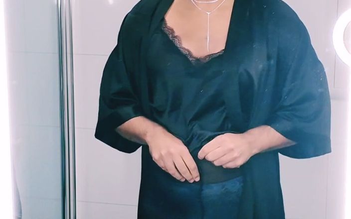 Kirsten Stone: Đồ lót để mặc quần áo