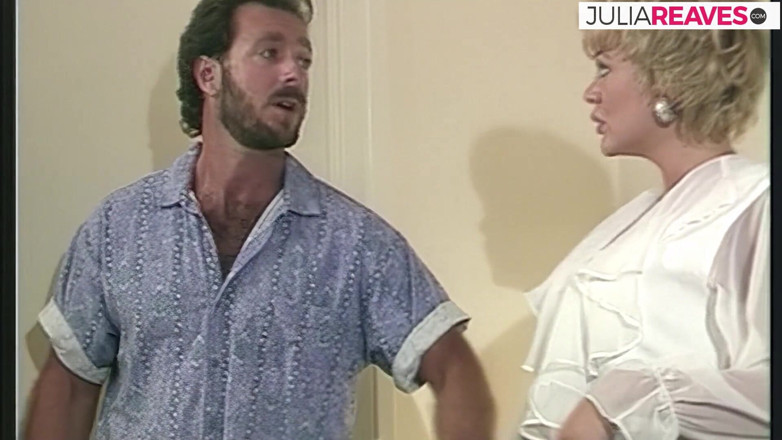 Retro German Amateurs: Orta yaşlı seksi kadın güvenlik görevlisi izlerken bikiniyle rahatlıyor