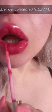 Roter lippenstift-glanz macht bestechend