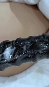 La macchina del sesso va così in profondità e lo coprono nella mia figa bianca crema
