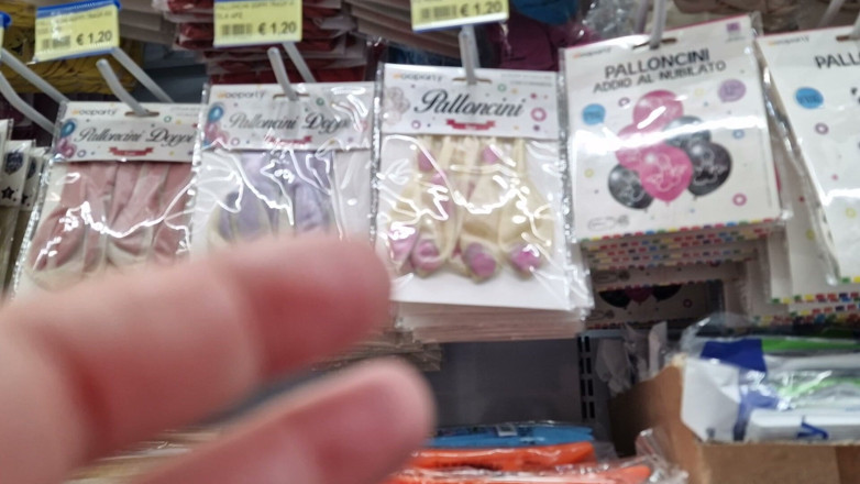 Nicoletta Embassi: Kedai Belon – Belon Gergasi yang mengaguman, lateks berkilat &amp; mengusik deria