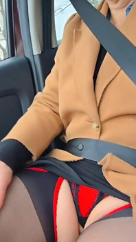 MILF Chaude Et Sexy En Voiture