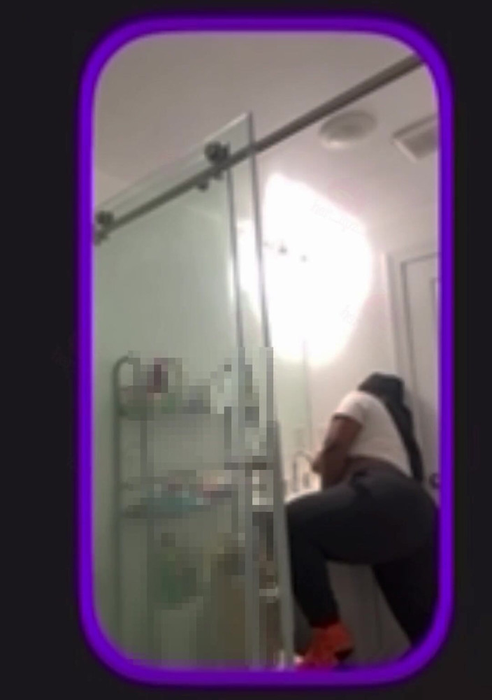 Anye Meshell: Мммм, ці неслухняні чоловіки дивляться на мене під час відеодзвінка