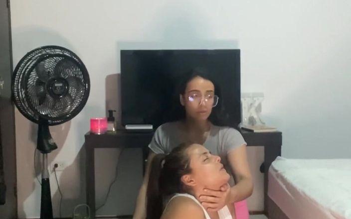 Zoe &amp; Melissa: लेस्बियन योग प्रशिक्षक अपने छात्र को चोदना चाहता है
