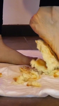 Crushing Snek dalam Kaki Terdedah Asmr