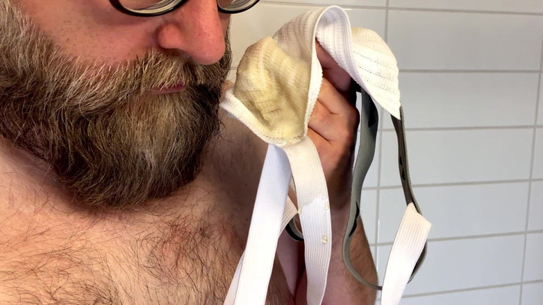 Beardedcummer: Cowok ini ngencingin cowok kulit putihnya sambil kentut