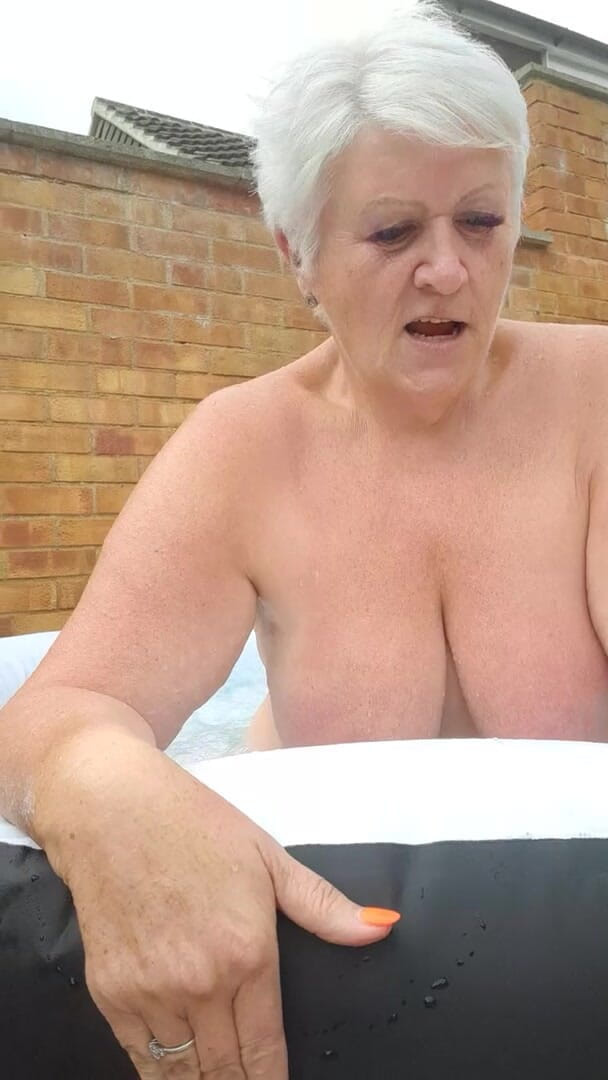 Uk Joolz: Safada nua banheira de hidromassagem