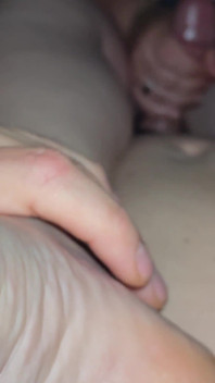 Asli! Istri semok amatir lagi asik ngocok kontol dan dicrot sperma hangat