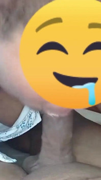 Minha madrasta leva meu pau inteiro na boca