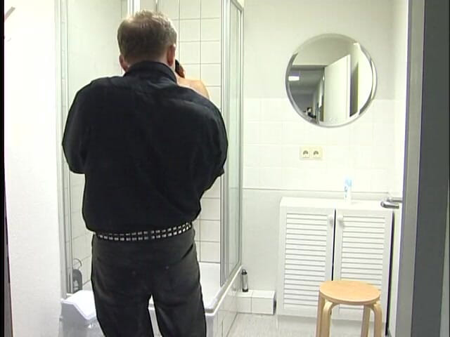 Slutty Teenies: Schattige tiener gaat douchen en pijpt de pik van een...