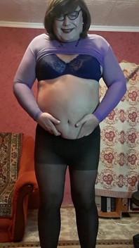Sissy Irene se quita las medias y se acaricia