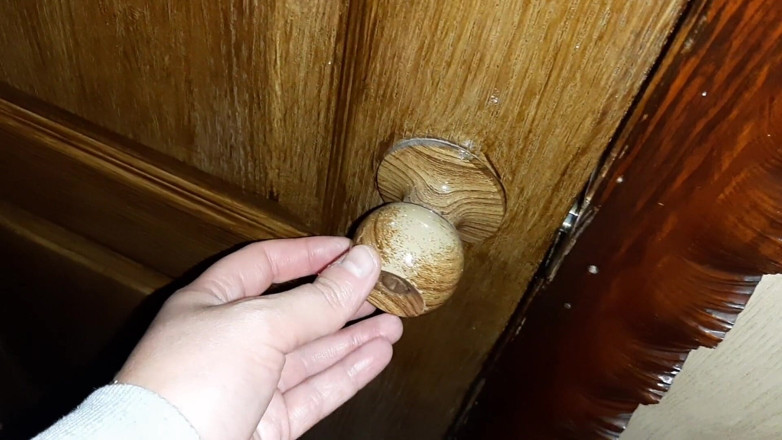 Lesbian-illusion: Ik hoorde gekreun vanaf het toilet en bespioneerde mijn stiefzus