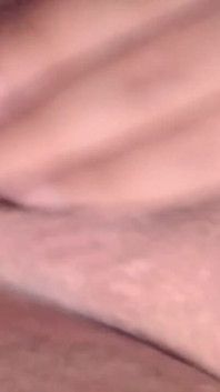Kendini azgın hissediyorum, sıkı vajinamı parmaklıyorum