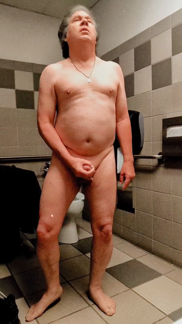 American_Nudist: American_nudist: ejaculând într-o toaletă publică