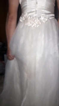 Du sperme coule sur une robe de mariée en satin