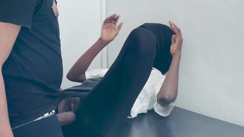 Petite Erotic Africa: Den här lilla ebenholtsen gillar att ta den här stora...