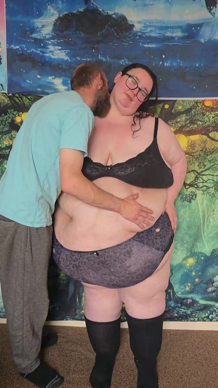 SSBBW Hunter: Une SSBBW se déshabille en sous-vêtements, partie 1