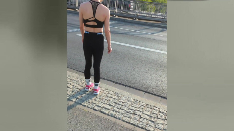 TV_Helena: Подвійне змочування під час занять спортом!! Транссексуал бігає на публіці, повна сечі!